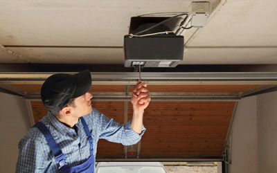 4 Signs That You Should Replace Your Garage Door Opener