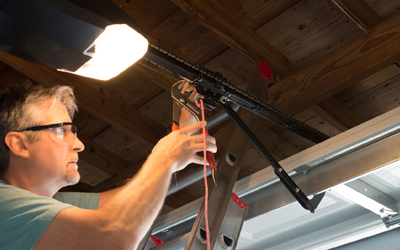 4 Signs That You Should Replace Your Garage Door Opener